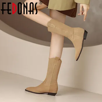 FEDONAS/ Новое поступление, Женские Ботинки до середины икры из коровьей замши На низком каблуке с острым носком, Повседневная женская обувь для вечеринок в стиле ретро, осень-зима
